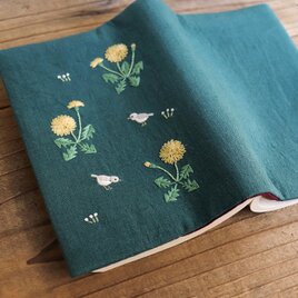 【受注生産】手刺繍のブックカバー『たんぽぽ』の画像