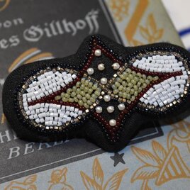 アイヌ文様のビーズ刺繍ブローチ（棘と光）