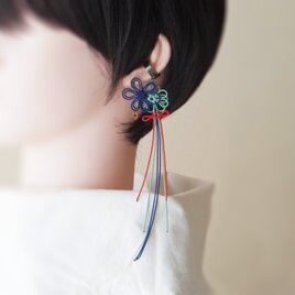 飾り結びかたっぽイヤーカフ「知ニ向ク帆ニ」（濃青×淡緑×朱）【軽量和風】浴衣・着物・日常使いに。