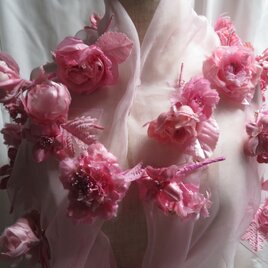 ピンク色のミニコサージュ付絹オーガンディストールの画像