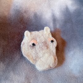 【受注製作】羊毛フェルト 優しいお顔のカバのブローチの画像