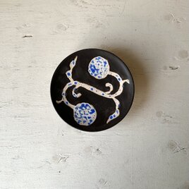 黒釉果実紋皿の画像