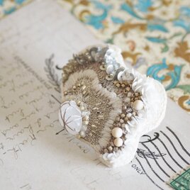 刺繍brooch 白い石と蝶、もしくは花の画像