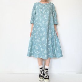 ステッチ刺繍調＊草花柄のフレアワンピース＊やわらかダブルガーゼ＊コットン100％＊五分袖＊ペールブルーの画像