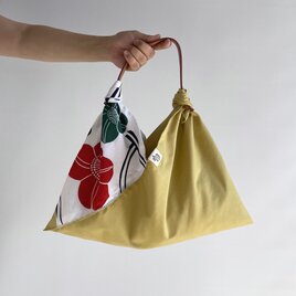 【1点もの】２色づかいのあずま袋 かがり縫い -浴衣地 赤と緑の椿模様 & 新毛斯 辛子色 （ヴィンテージ） AZ303の画像