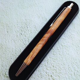 花梨　ノック式ボールペン　スリム　持つ辺りに若干の窪みをつけてあります。