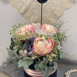 【母の日におすすめ】パフュームローズローズプレシャス等の花々が沢山詰まった豪華なアレンジメントの画像