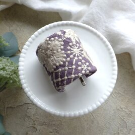 刺繡リボンのポニーフック ■ シンプルカーブ フィンランドの花畑 ■ E パープル×クリーム色刺繍