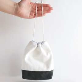 ちょっぴり縦長　綿麻キャンバス巾着ポーチ　オフホワイト×紺色