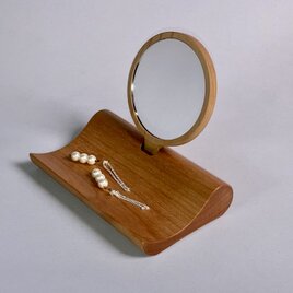 デコ・アクセサリー(取り外すと手鏡になるミラーとアクセサリーを使いながら飾る木製スタンドトレー、チェリー材)の画像