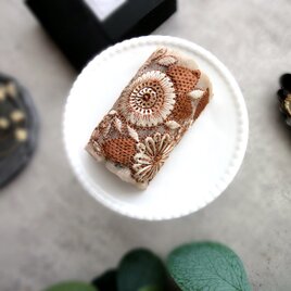 刺繡リボンのポニーフック ■ シンプル 半円カーブ ■ スパンコール付きブラウン色の植物模様