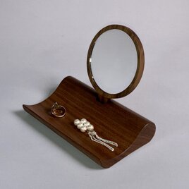 デコ・アクセサリー(取り外すと手鏡になるミラーとアクセサリーを使いながら飾る木製スタンドトレー、ウォールナット材)の画像