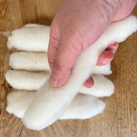 糸紡ぎ用の綿（しの・じんぎ・よりこなどと呼ばれる）オーガニックインド綿　の画像