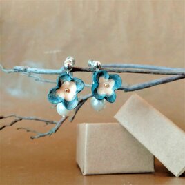 【特別価格】両耳イヤリング■藍染■小花　木彫りの画像