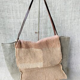 草木染布フェルトのバッグの画像