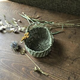 緑いろの籐の花かごの画像