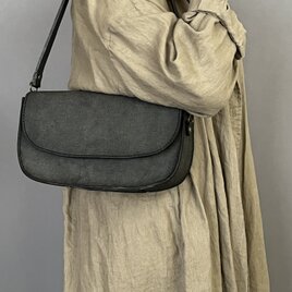 【お気に入り登録感謝セール！】 フタつきショルダーバッグ　黒　イタリアンレザー　＜B＞