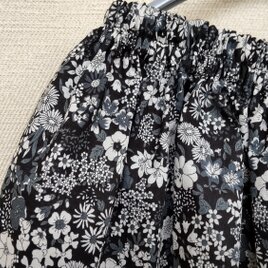 風になびく　ギャザーたっぷり羽衣ガウチョ ⑨ブラック系の画像
