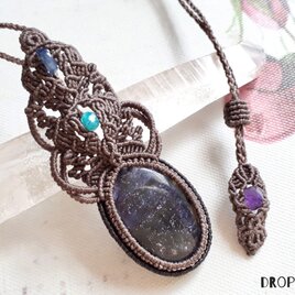 瞬く夜空、アイオライトサンストーンのマクラメペンダント