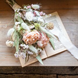 ふんわり淡いピンクの芍薬とラムズイヤー、小花などを重ねた夏のナチュラルスワッグ　の画像