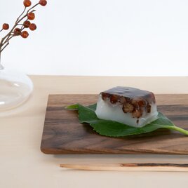 木の和菓子皿「kakuchoco」 ウォールナット無垢材　平皿の画像