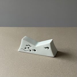 有田焼(薄青白色)雲絵 透かし彫り筆置き (1個)