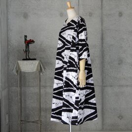 着物リメイク   有松絞りのワンピース/フリーサイズ　 黒と白　 kimono　の画像