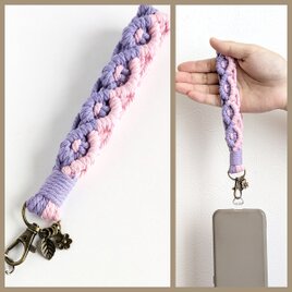 新小花と葉っぱのモチーフ付き＊【ハンドストラップ/ラベンダーパープル】スマホ カメラ リストストラップ  マクラメ 綿 麻