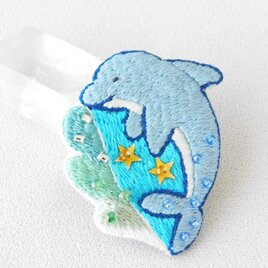 夏の海　ごきげんなイルカ　刺繍ブローチ【受注製作】