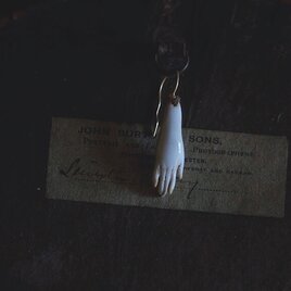 手のピアス(片耳) an earring of... 「hand」#002の画像