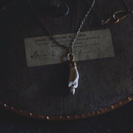 手のペンダント(ヤドリギの化石を持った) the pendant of... 「hand」#002の画像