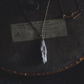 手のペンダント(ヤドリギの化石を持った) the pendant of... 「hand」#003の画像