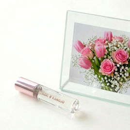 【となりのカノジョ】〜となりのココロ〜｜優しくフェミニンな魅力が花開く、愛されピンクオーラを纏うミスト｜空間フレグランス