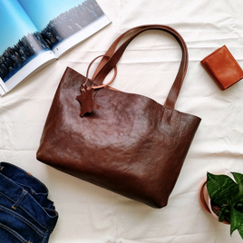 【国産革】一枚革のノーブルバッグ（レザートートバッグ/シンプル/A4/肩掛け/メンズ/レディース）ブラウンの画像