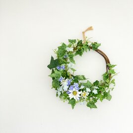 アイビーとマーガレットとかすみ草のグリーンリースの画像
