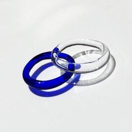 重ねづけもカワイイ！　わずか1gの細身・軽やかリング　シンプル・ストレートのガラスの指輪　コバルトブルーの画像
