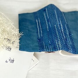流れる青のぐし縫いブックカバーの画像