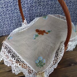 茶色いプードル刺繍とお花のマルチクロス(掛け布）の画像