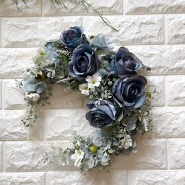 ダークブルーのバラとアナベルの三日月形シックなリース 　玄関　インテリア　記念日　プレゼント　祝い　の画像