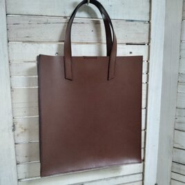 茶色の革の薄型トートバッグ（裏無し）の画像