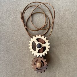 木の歯車ネックレスの画像
