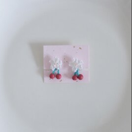 さくらんぼの花のイヤリングの画像