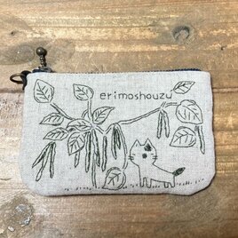 「エリモショウズ畑に迷い込んだ猫」刺繍の小銭入れの画像