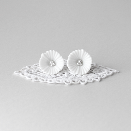 ジャパンヴィンテージガラスとパールのピアス［白い花］ pag002