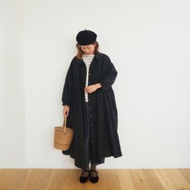 French linen canvas tuck one-piece / BLACKの画像