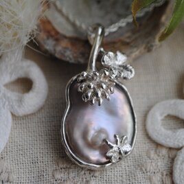 しろつめ草の原っぱとちょうちょのペンダント