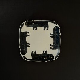 kazahana+　|　4匹のねこ　四角大皿　（クロネコ白皿）の画像