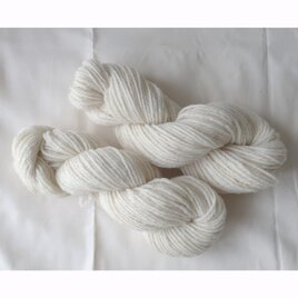 国産サフォーク羊毛１００％手紡ぎの毛糸 １かせ（約７６ｇ）の画像