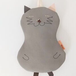 グレーの猫ポーチ