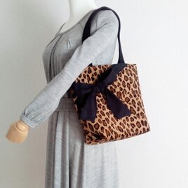 【秋冬SALE30%OFF】レオパードを可愛く　リボン付きトートバッグ　内ポケット　キャメルベージュ　秋冬　ヒョウ柄　　212